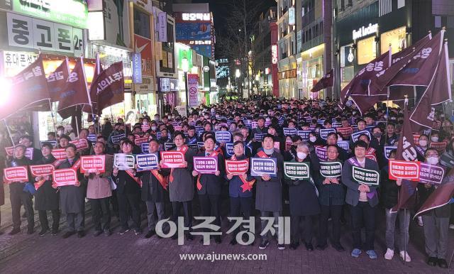 대구광역시의사회와 경상북도의사회는 지난 13일 대구 중구 동성로에서 의료정상화를 촉구하는 대시민 설명회를 개최하고 정부가 졸속으로 추진하고 있는 정책의 부당함을 시민들에게 알리기 위해 마련했다 사진대구광역시의사회