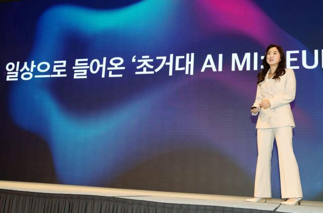 배순민 KT 융합기술원 소장이 지난해 11월 열린 KT AI 전략 기자간담회에서 초거대 AI 믿음을 설명하는 모습사진KT