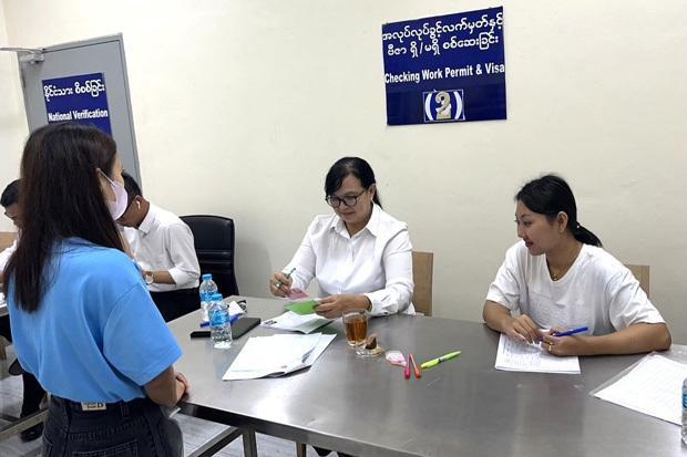 주태국 미얀마대사관은 태국 내 공장 등을 방문해 미얀마인 노동자의 PJ신청을 접수한다 사진주태국 미얀마대사관