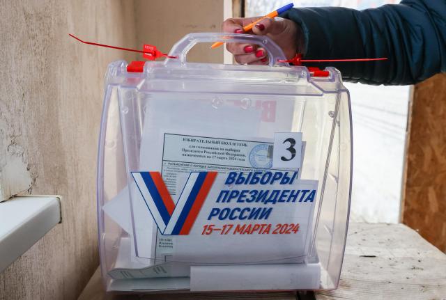 3월 13일현지시간 러시아 대선 사전투표에 사용된 투명한 투표함 사진타스 연합뉴스 
