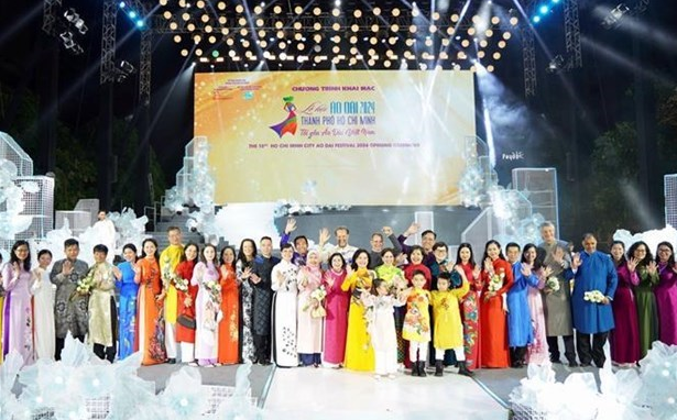 호찌민시에서 열린 제10회 아오자이 페스티벌 개막식에 아오자이를 입고 참석한 영사 및 배우자들사진베트남통신사
