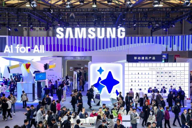 AWE 2024가 열리고 있는 중국 상하이 삼성전자 전시관에서 관람객들이 다양한 제품과 솔루션들을 체험하고 있다