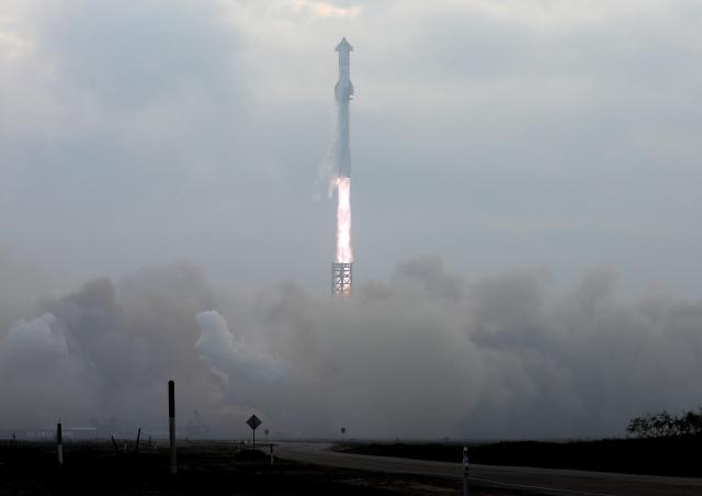 스페이스X는 3월 14일현지시간 미국 텍사스주 스타베이스에서 스타십을 발사해 48분간의 지구 궤도 비행에 성공했다 사진로이터 연합뉴스
