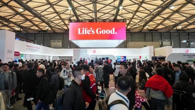 중국 최대 가전 박람회인 AWE 2024에서 LG전자가 마련한 전시 부스에 관람객들이 북적이고 있다