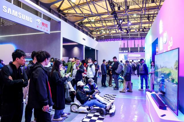 AWE 2024가 열리고 있는 중국 상하이 삼성전자 전시관에서 관람객들이 다양한 제품과 솔루션들을 체험하고 있다