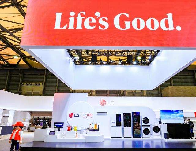 LG전자가 중국  최대 가전 박람회인 AWE 2024에 참가해 프리미엄 제품과 YG 고객을 겨냥한 제품을 대거 선보였다