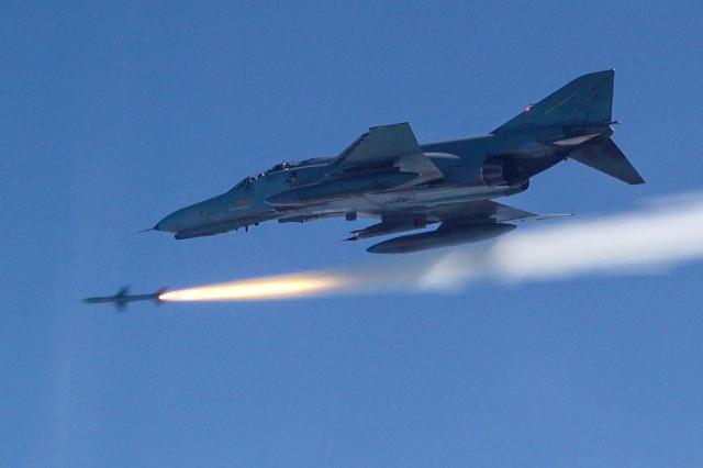 한미 공군은 지난 3월 11일월부터 15일금까지 서해 해상사격장에서 연합 공대공·공대지 실사격 훈련을 실시했다 사진은 공중 표적을 향해 AIM-7M 공대공미사일을 발사하고 있는 F-4E사진공군