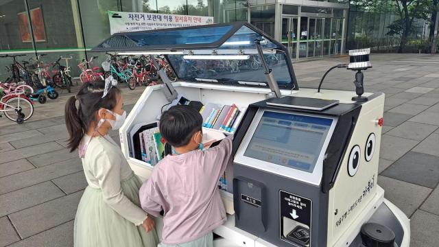 Seouls southern satellite city resumes operation of robot-driven mobile library