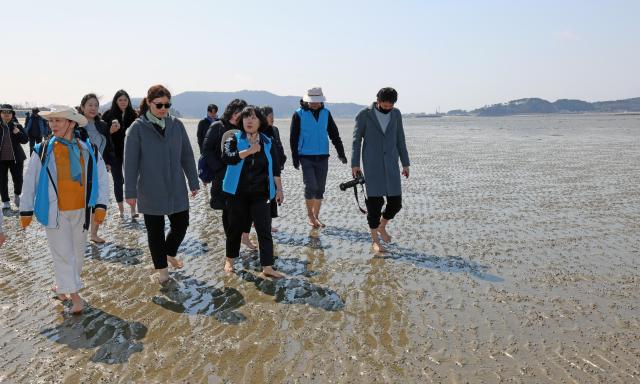 장미란 문화체육관광부 제2차관이 15일 ‘3월엔 여기로 여행가는 달 기차로 떠나는 로컬여행’ 프로그램을 이용해 충남 태안을 찾아 신두리 해수욕장에서 기자단과 함께 맨발 걷기어씽을 체험하고 있다 사진문화체육관광부 
