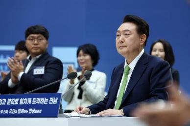 윤 대통령, 3차 민주주의 정상회의서 선거·가짜뉴스 세션 주재