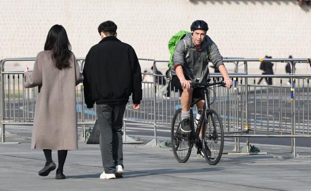 서울 광화문광장에서 가벼운 옷차림의 외국인이 자전거를 타고 있다 사진연합뉴스