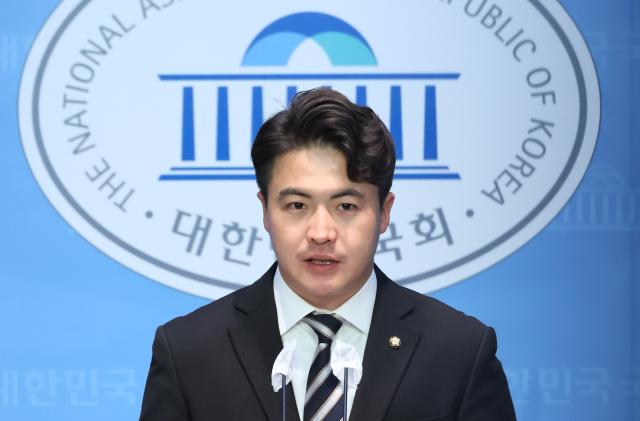 더불어민주당 오영환 의원이 10일 오전 국회 소통관에서 기자회견을 열고 22대 총선 불출마 선언을 하고 있다 