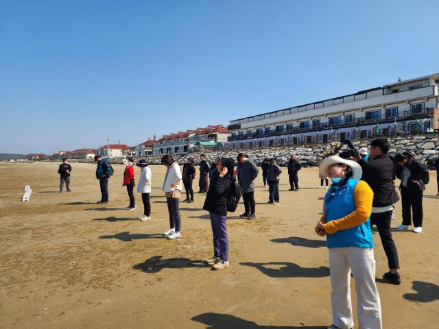 3월엔 여기로 참여 여행객들이 태안 해변 맨발걷기 전 음악에 맞춰 몸을 풀고 있다 사진기수정 기자