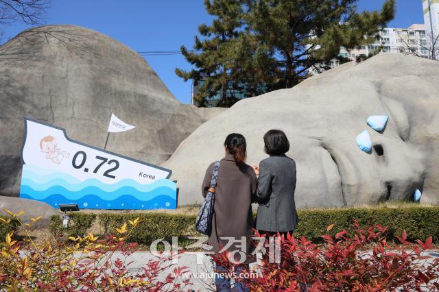 대구시 달서구 홍보대사로 이만옹이 15일부터 심각한 인구위기 문제에 대응하기 위한 캠페인을 시작한다 사진대구달서구