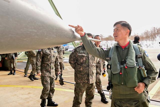 이영수 공군참모총장이 지난해 12월 공군 제20전투비행단에서 KF-16 전투기에 탑승해 지휘비행에 앞서 기체를 점검하고 있다 사진연합뉴스