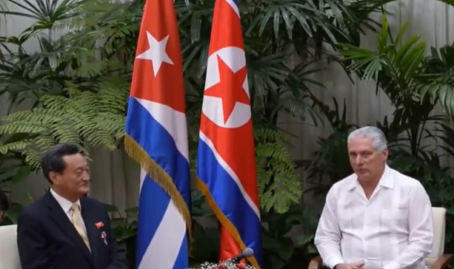 디아스카넬 쿠바 대통령오른쪽과 대화하는 마철수 북한 대사 사진연합뉴스