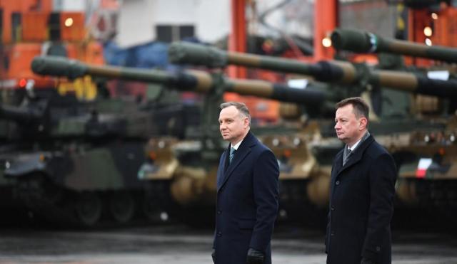 한국산 전차를 둘러보는 안제이 두다 폴란드 대통령왼쪽 사진EPA 연합뉴스