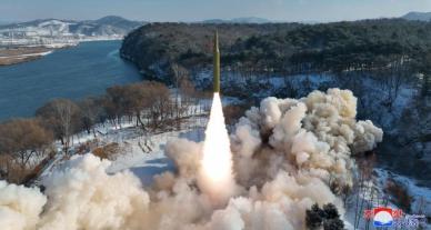 북한, 동해상으로 탄도미사일 발사…두 달여 만