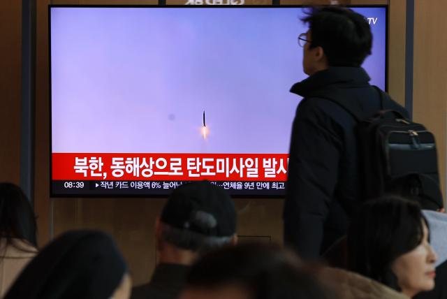  북한이 동해상으로 탄도미사일을 발사한 18일 오전 서울역 대합실에서 시민들이 관련 보도를 보고 있다 사진연합뉴스