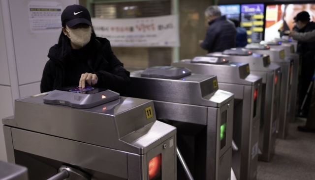 ソウル地下鉄、交通カードを使わずに搭乗···料金自動決済「タグレスシステム」開発中