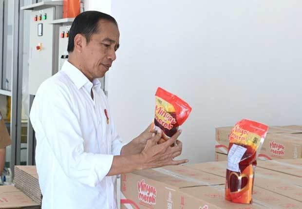 공장에서 생산된 레드팜유를 살펴보고 있는 조코 대통령 14일 사진인도네시아 대통령실 제공