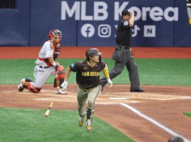 [MLB 서울] 韓 야구팬 앞서 쾅…김하성, LG 상대로 투런 홈런