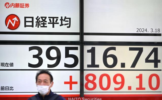 18일 일본 닛케이지수를 보여주는 전광판사진AFP연합뉴스