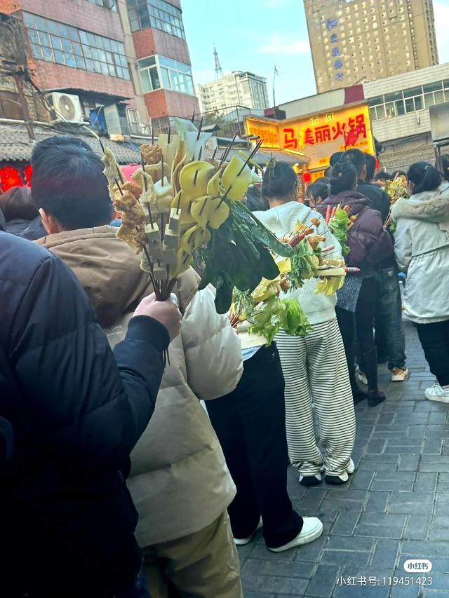 중국 간쑤썽 톈수이 마라탕 가게 앞에 손님들이 길게 줄 지어 서있는 모습 사진웨이보