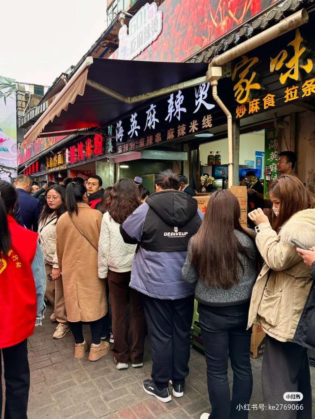중국 톈수이 마라탕 가게 앞에 손님들이 길게 줄 지어 서있는 모습 사진샤오훙수