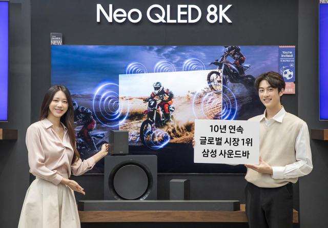 모델이 2024년형 사운드바 HW-Q990D와 2024년형 Neo QLED 8K 제품을 소개하고 있다 사진삼성전자 제공