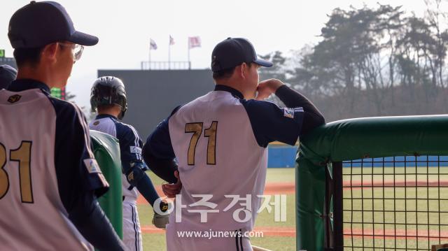 영월 상동고등학교 야구부 백재호 감독이 게임을 관전하고 있다사진영월군