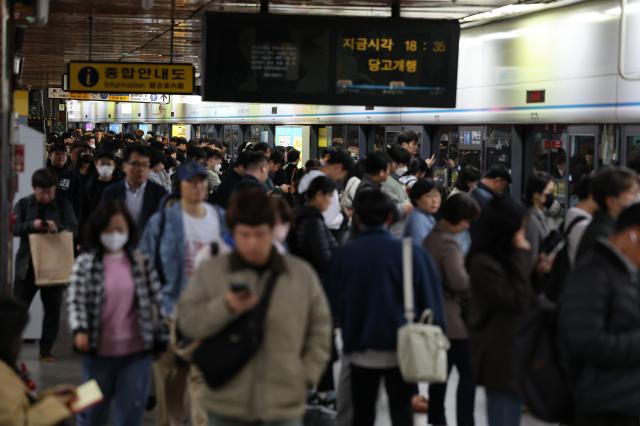Hình ảnh ga tàu điện ngầm đông đúc người trong thời gian tan tầm Ảnh chụp ngày 9112023 ẢnhYonhap News
