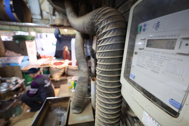 지난달 소비자물가 상승률이 3를 기록한 가운데 올 2분기 전기요금이 사실상 동결할 것이라는 전망이 나온다 사진은 서울 시내의 한 전통시장에 설치된 전력량계 사진연합뉴스