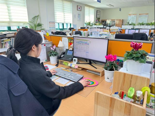 기장군이 ‘1-Table 1-Flower 캠페인’의 일환으로 청사 곳곳에 꽃을 배치하고 있다 사진기장군