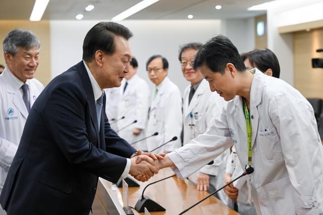 尹大統領、ソウル峨山病院訪問…「医学部の定員を段階的に増やすには遅すぎる」