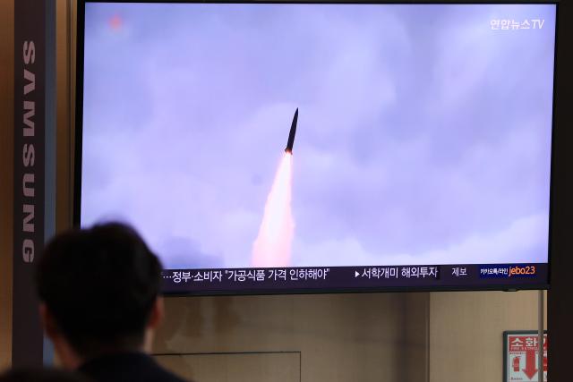 북한이 동해상으로 탄도미사일을 발사한 지난 18일 오전 서울역 대합실에서 시민들이 관련 보도를 보고 있다 사진연합뉴스