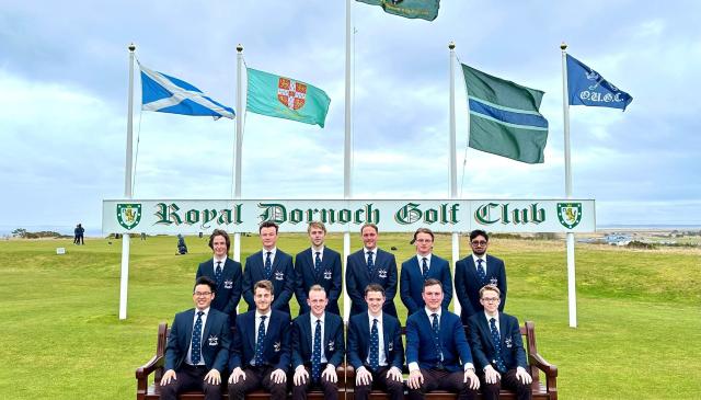 옥스퍼드대 골프팀 선수들이 지난해 3월 영국 로열 도녹 골프클럽에서 열린 제134회 대학 경기 승리 후 기념사진을 촬영하고 있다 사진옥스퍼드대