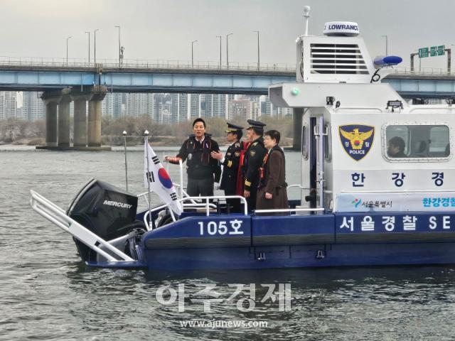 오세훈 서울시장이 19일 한강에서 새로 도입된 순찰정에 탑승해 경찰 관계자들과 이야기를 나누고 있다 사진권규홍 기자 