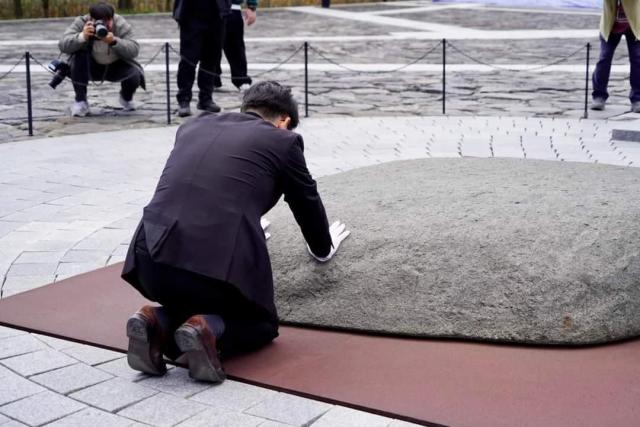 박용진 더불어민주당 의원이 19일 경남 김해 봉하마을에 방문해 고故 노무현 전 대통령 묘역을 참배하고 있다 박용진 의원 페이스북
