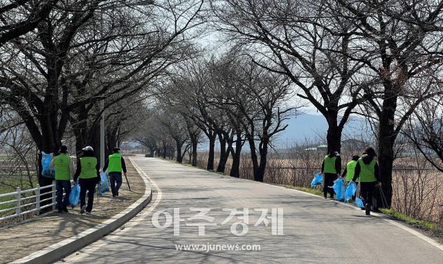 대구시 달성군 유가읍 자연보호협의회는 제11회 달창지길 벚꽃축제를 앞두고 자연정화활동을 실시하였다 사진대구달성군