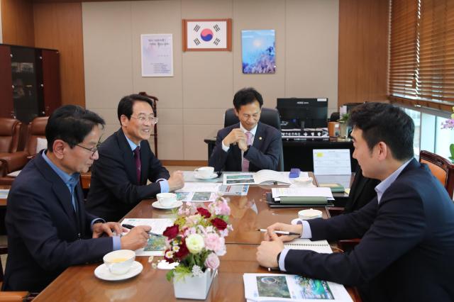 강진원 강진군수가 지난 18일 송명달 해양수산부 차관을 만나 국비 지원을 건의하고 있다사진강진군