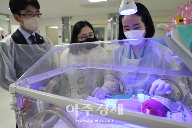 대구광역시 달서구에 있는 계명대학교 동산병원에서 귀중한 생명인 세쌍둥이가 탄생했으며 쌍둥이를 살펴보고 있는 가족들과 의료진왼쪽부터 환자 보호자 산모 신소영 교수이다 사진계명대학교 동산병원