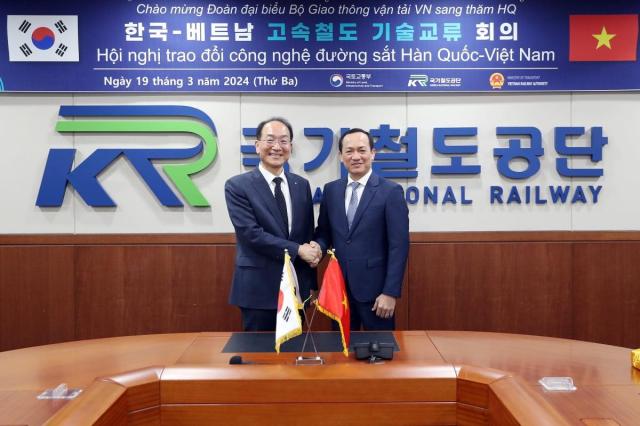 Ngày 19 tại trụ sở Tổng công ty Đường sắt Quốc gia ở Daejeon Chủ tịch Tổng công ty Đường sắt Quốc gia Hàn Quốc ông Lee Seong-hae trái chụp ảnh kỷ niệm với Cục trưởng Cục Đường sắt Việt Nam ông Trần Thiện Cảnh sau buổi họp trao đổi kỹ thuật ẢnhCơ quan Đường sắt Quốc gia Hàn Quốc