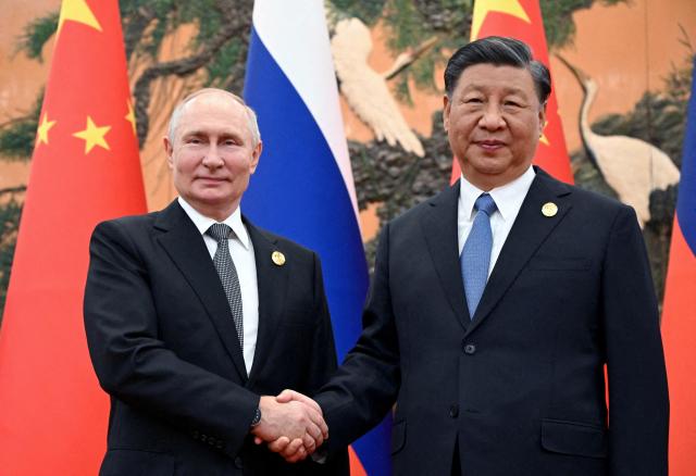 작년 10월 중국 베이징에서 열린 일대일로 포럼에서 만난 블라디미르 푸틴 러시아 대통령왼쪽과 시진핑 중국 국가주석사진로이터연합뉴스