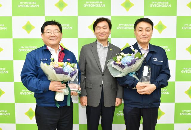 조현일 경산시장가운데이 아진산업㈜  ㈜ 신라공업을 2024년 지방세 유공납세자로 선정해 표창하고 기념촬영 하고 있다사진경산시