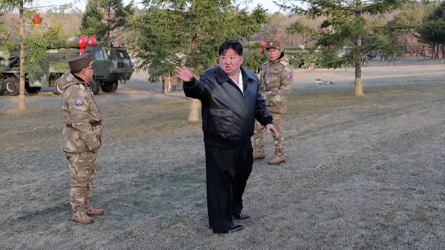 김정은 북한 국무위원장이 지난 18일 초대형 방사포를 장비하고 중요 화력 타격 임무를 맡고 있는 서부지구의 포병부대 사격훈련을 직접 지도했다고 조선중앙TV가 19일 보도했다 사진조선중앙TV 화면 
