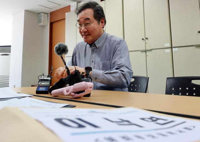 이낙연 새로운미래 공동대표가 지난 14일 오후 광주 광산구선거관리원회에서 예비후보 등록을 하고 있다 사진연합뉴스