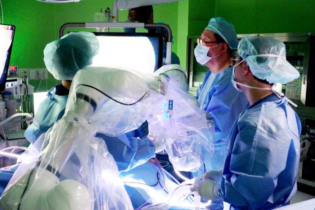대구에 있는 한 병원에서 두산로보틱스가 개발한 복강경 수술 보조 로봇으로 담낭 제거 수술을 하고 있다 사진두산로보틱스