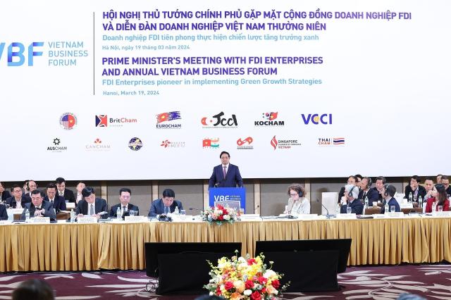 베트남 비즈니스 포럼에서 발표 중인 팜 민 찐 총리 사진베트남통신사