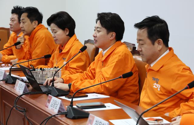 이준석 개혁신당 대표가 18일 국회에서 열린 최고위원회의에서 발언하고 있다 사진연합뉴스